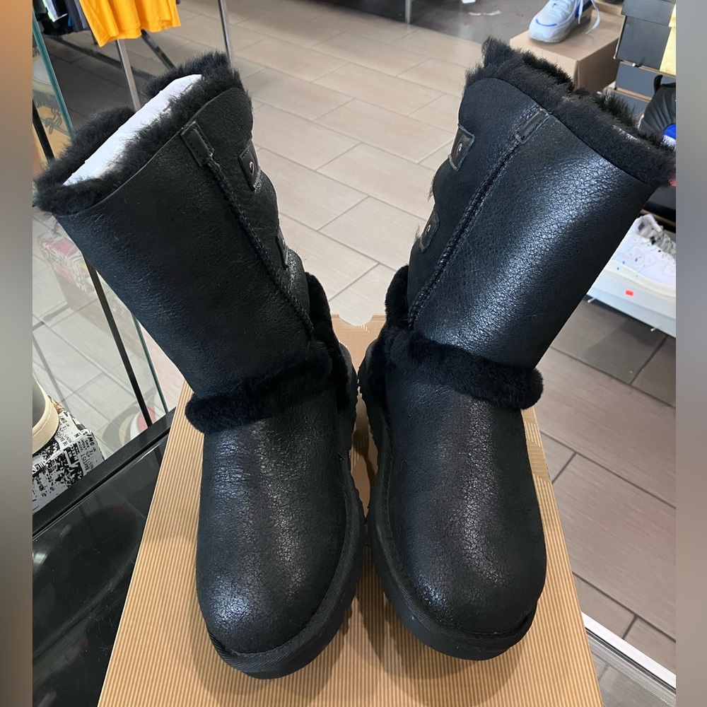 NEW UGG Skylah 1008145 Black Leather Fur Lined Boots - Picture 5 of 9